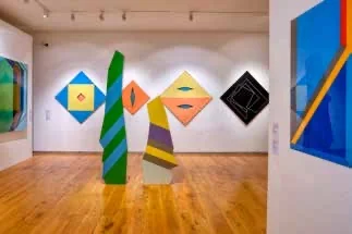 Galerie s barevnými objekty